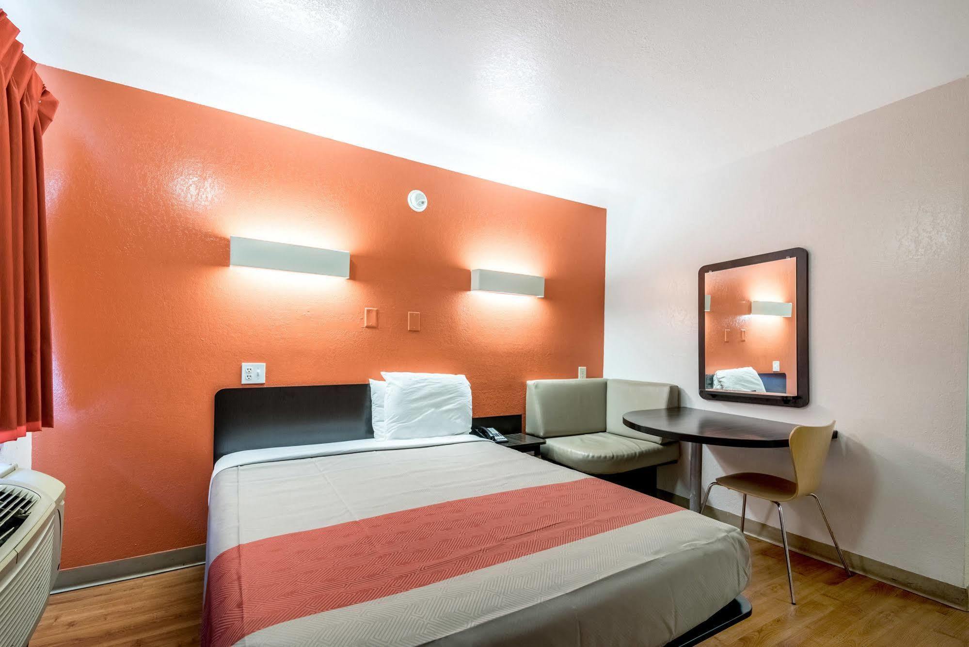 Rodeway Inn Montgomery Bagian luar foto