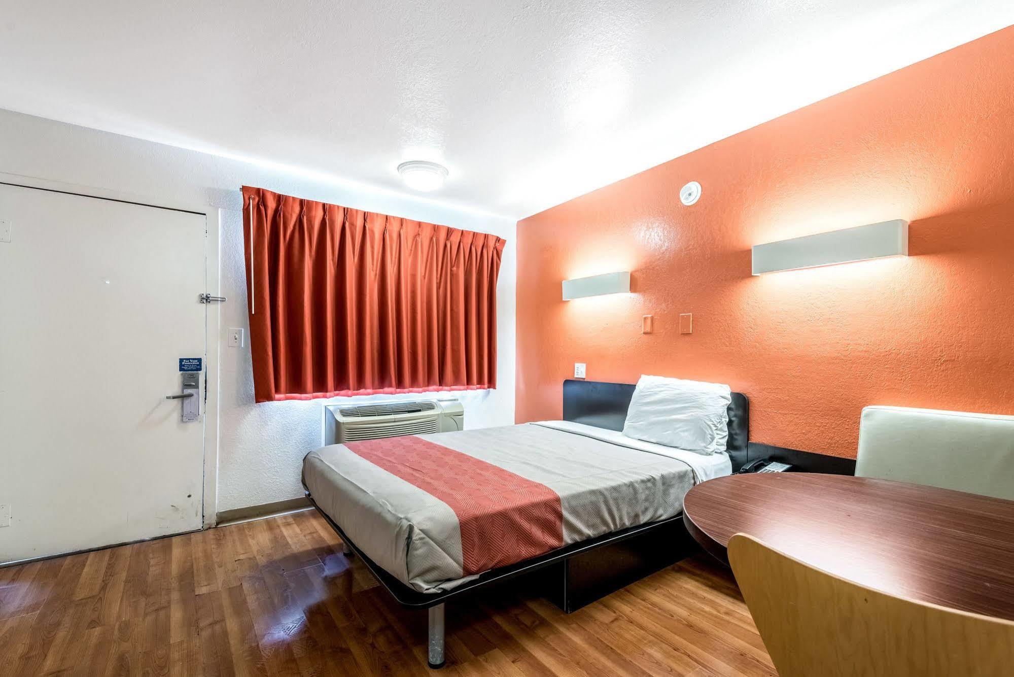 Rodeway Inn Montgomery Bagian luar foto