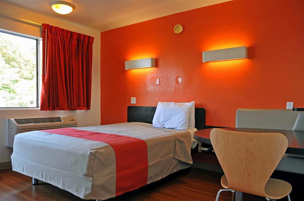 Rodeway Inn Montgomery Ruang foto